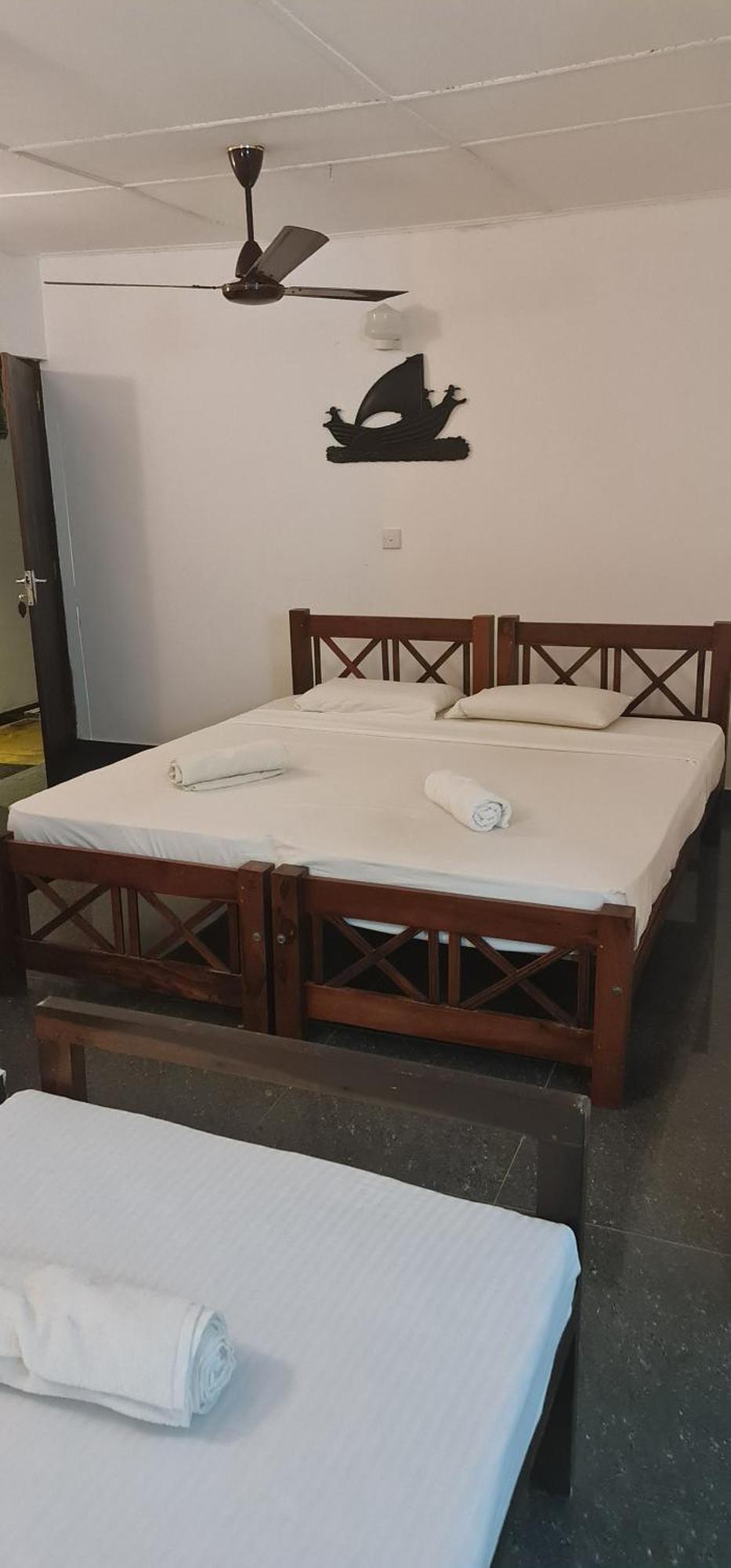Thiranagama Beach Hotel Hikkaduwa Extérieur photo
