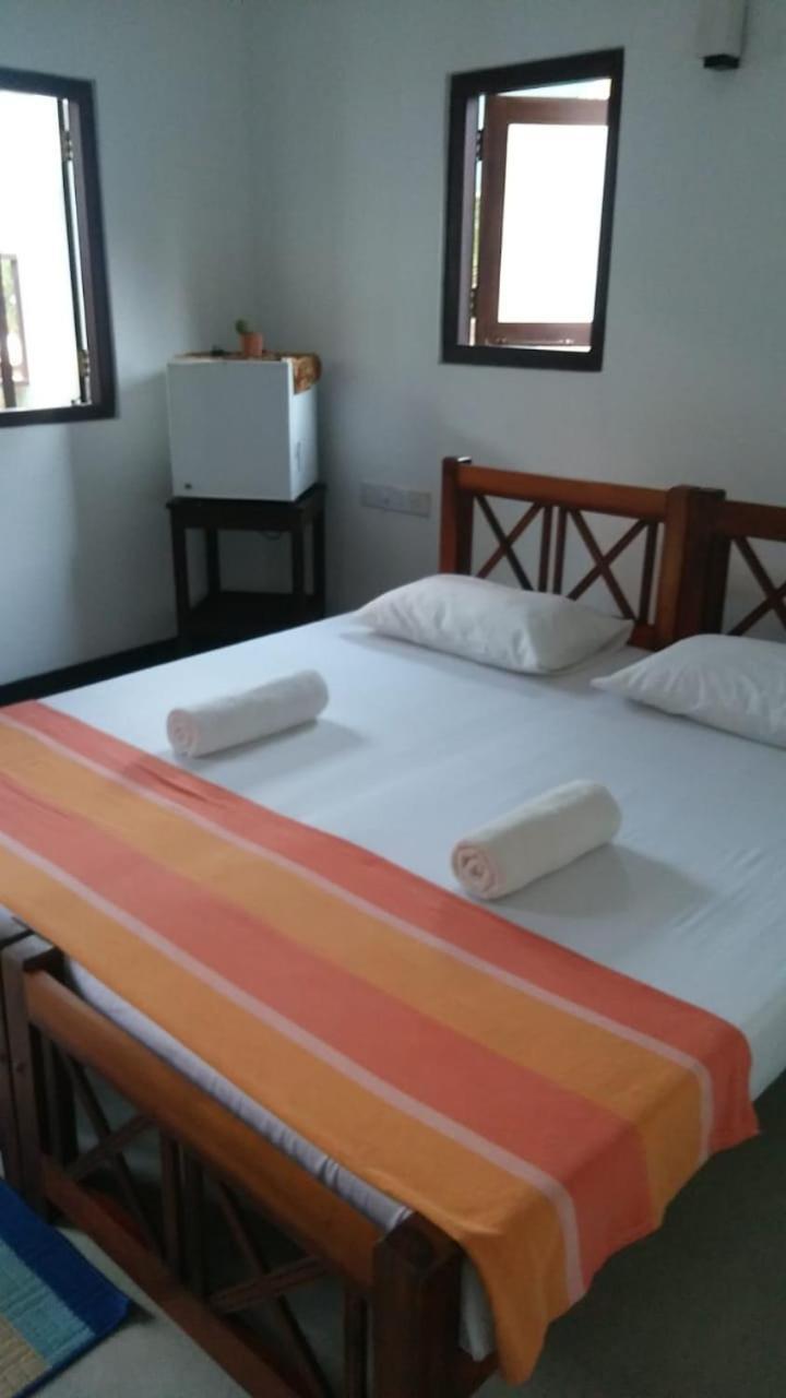 Thiranagama Beach Hotel Hikkaduwa Extérieur photo