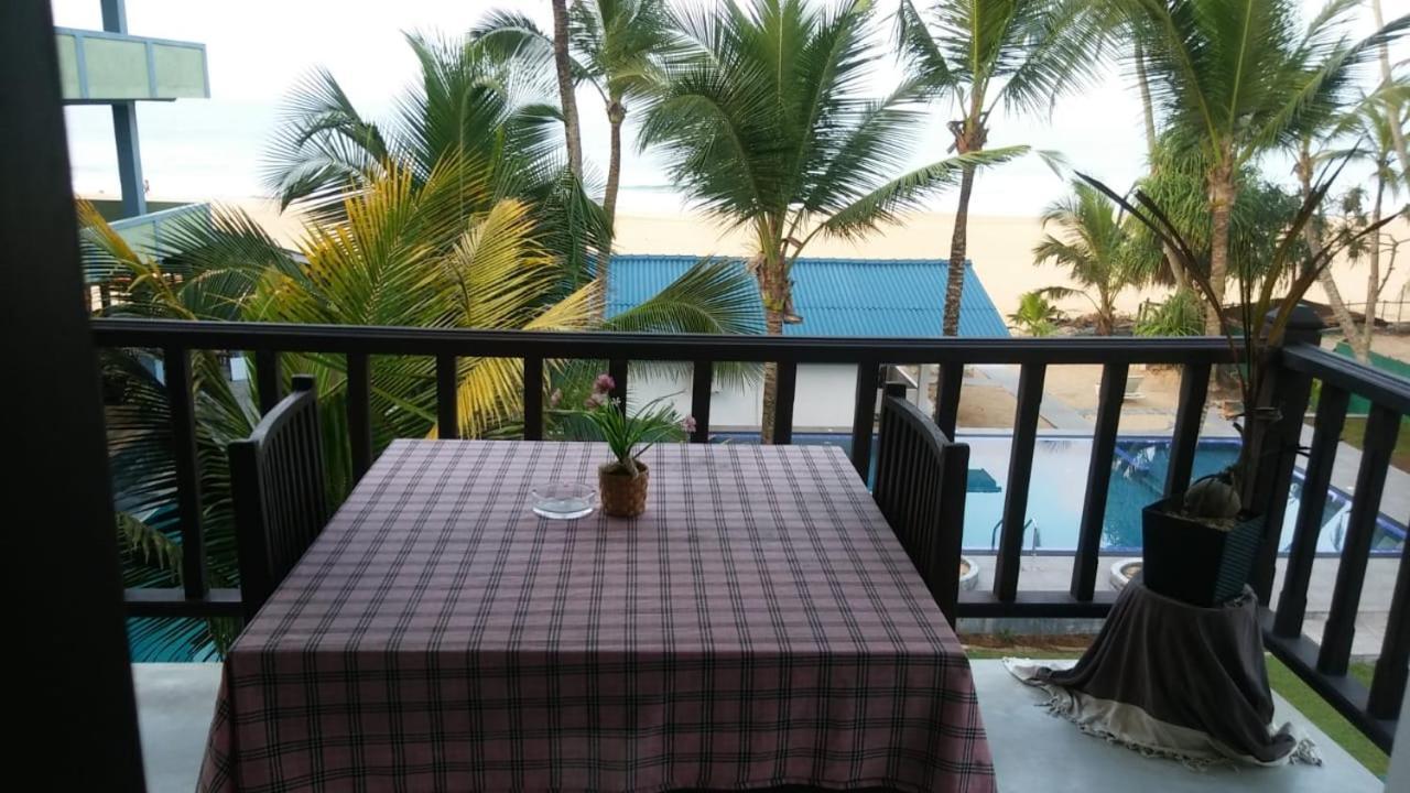 Thiranagama Beach Hotel Hikkaduwa Extérieur photo