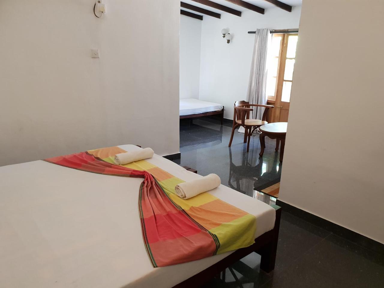 Thiranagama Beach Hotel Hikkaduwa Extérieur photo